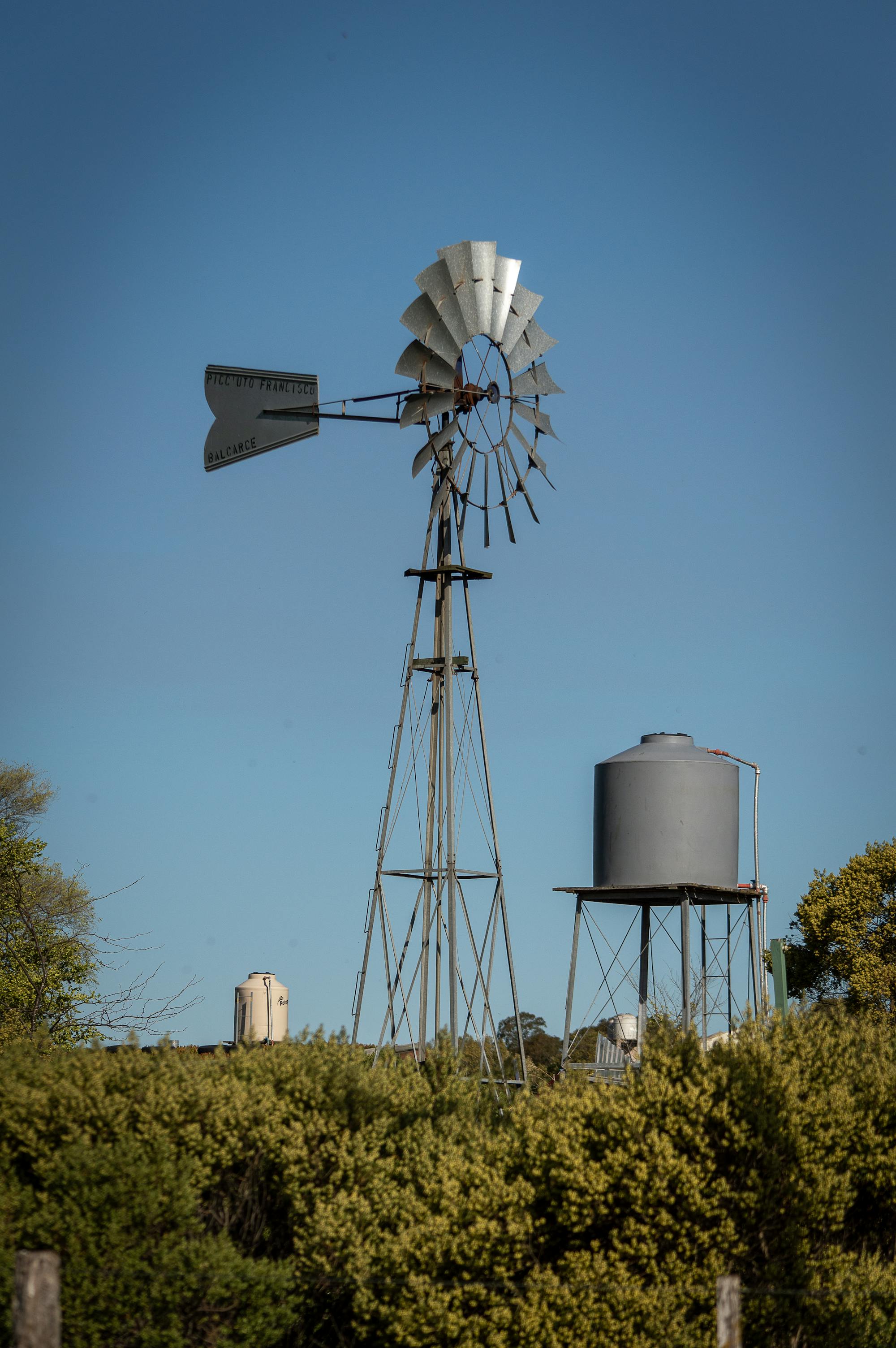 Molino y tanque australiano en el campo